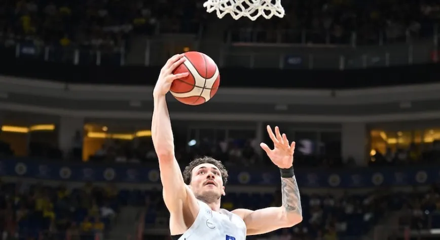 ANADOLU EFES LİDERİ YENDİ