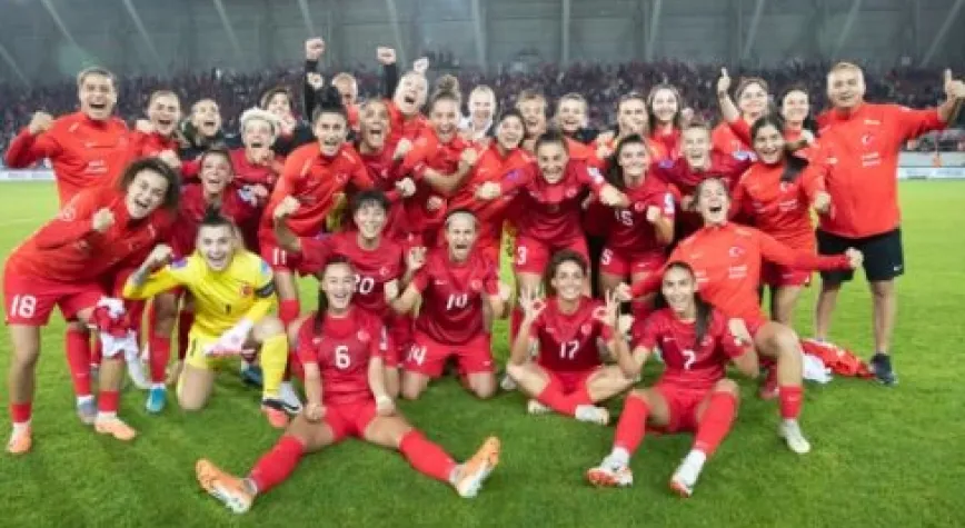 KADIN FUTBOLCULARIMIZI KUTLUYORUZ!