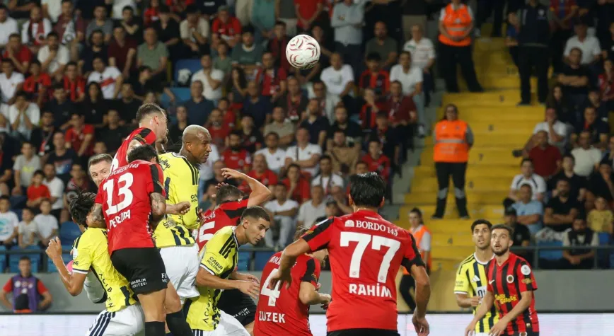 KÜÇÜK ÇOCUĞUN FORMASI YÜZÜNDEN TRİBÜNDEN ÇIKARTILMASINI İSTEYENE EV HAPSİ...